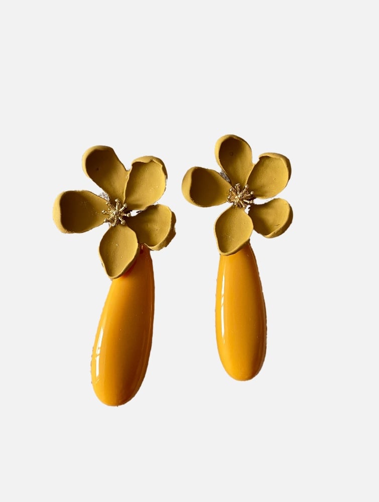 Teardrop and flower earrings